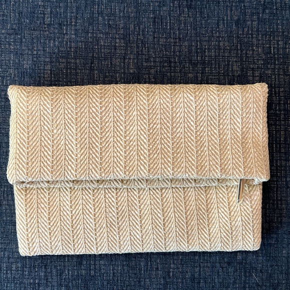 Woven Clutch 💖 perfect for Vacation! - Picture 1 of 5